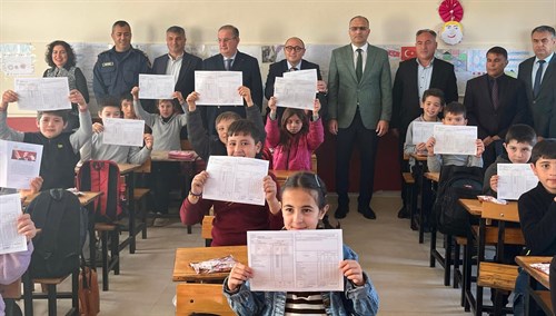 İlçemizde 2024-2025 Eğitim ve Öğretim Yarı Yıl Ara Tatili Karne Dağıtım Programı Gerçekleştirildi. 